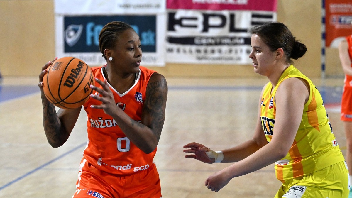 Na snímke zľava Zoesha Bonita Shondrell Smithová (MBK Ružomberok) a Nela Čatlošová (Young Angels).