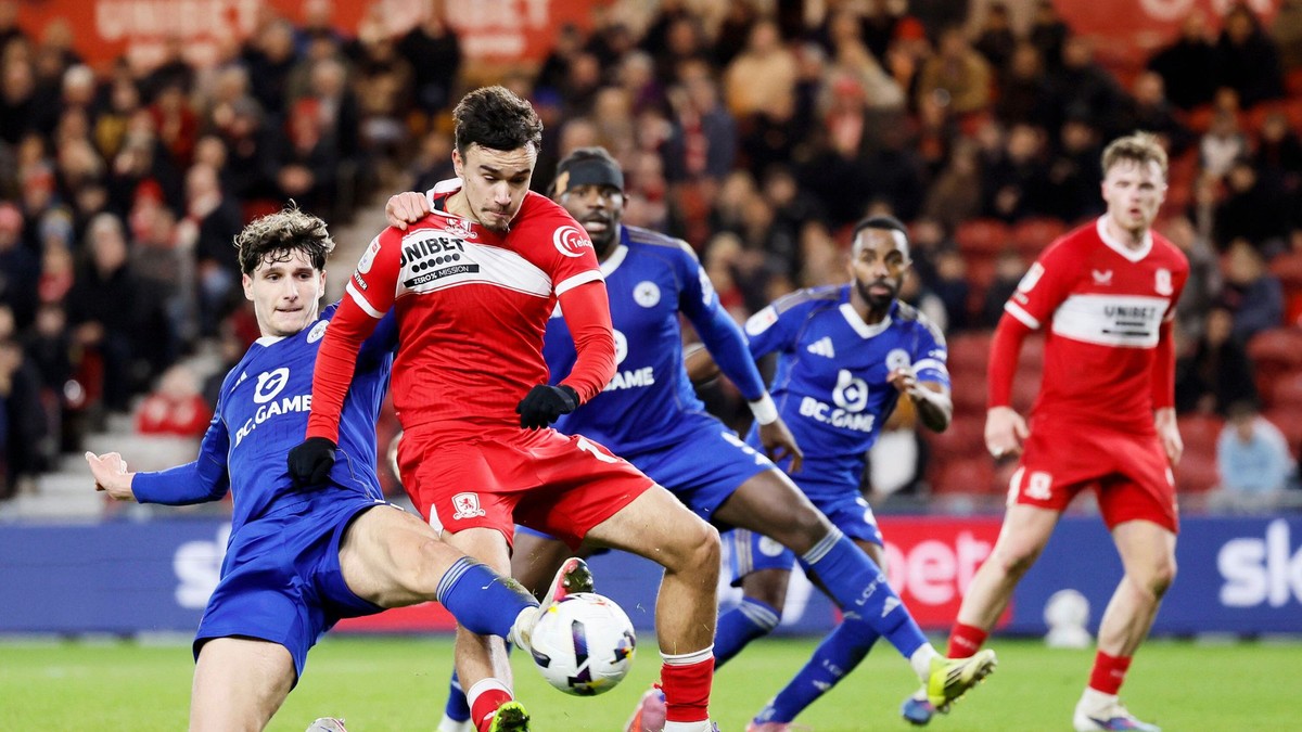 Ben Nelson z Leicester City (vľavo) bráni, zatiaľ čo David Strelec strieľa na bránu.