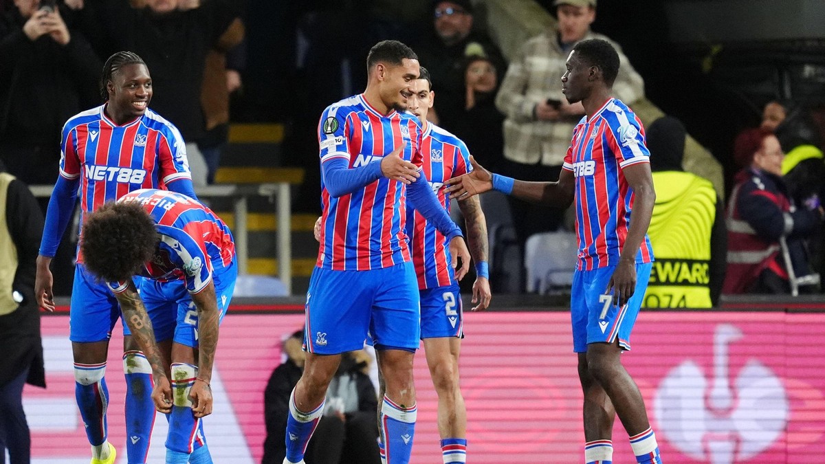 Hráči Crystal Palace oslavujú gól v sieti Mostaru.