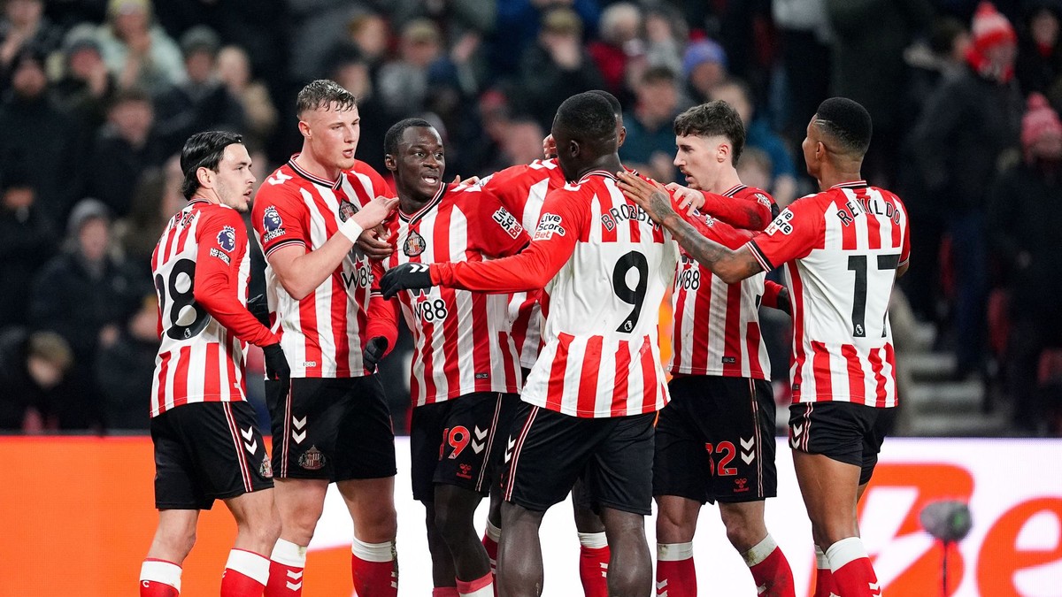 Na snímke hráč Sunderlandu Habib Diarra (uprostred) sa raduje so spoluhráčmi po strelení gólu v zápase 24. kola anglickej Premier League AFC Sunderland - Burnley FC.