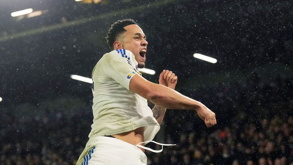 Noah Okafor oslavuje gól. 