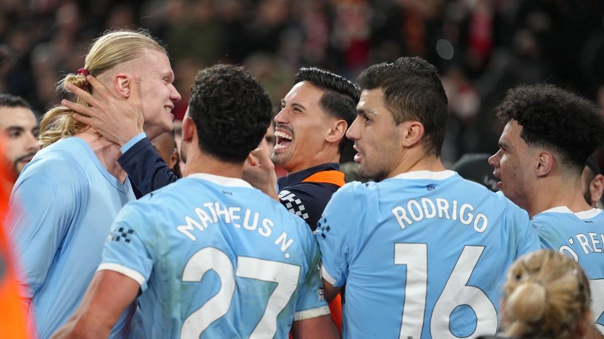 Futbalista Manchestru City Erling Haaland (druhý zľava) sa teší so spoluhráčmi z víťazného gólu, ktorý strelil z pokutového kopu v nadstavenom čase v šlágri 25. kol anglickej Premier League FC Liverpool - Manchester City.
