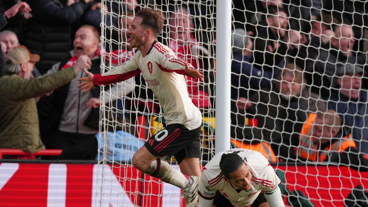 Alexis Mac Allister (vľavo) oslavuje gól.