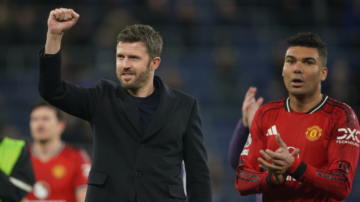 Na snímke tréner Manchesteru Michael Carrick a hráč Manchesteru United Casemiro sa radujú po zápase 27. kola anglickej Premier League FC Everton - Manchester United.