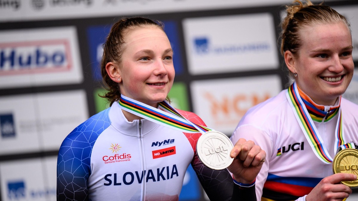 Viktória Chladoňová pózuje so striebornou medailou z pretekov U23 na MS v cyklokrose 2026.