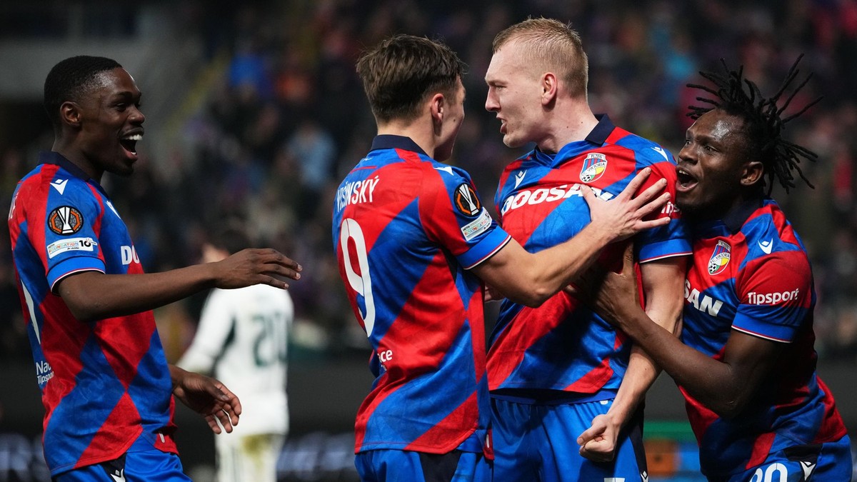 Karel Spáčil (druhý sprava) sa teší so spoluhráčmi z gólu počas odvetného zápasu play off o osemfinále Európskej ligy FC Viktoria Plzeň - Panathinaikos Atény.