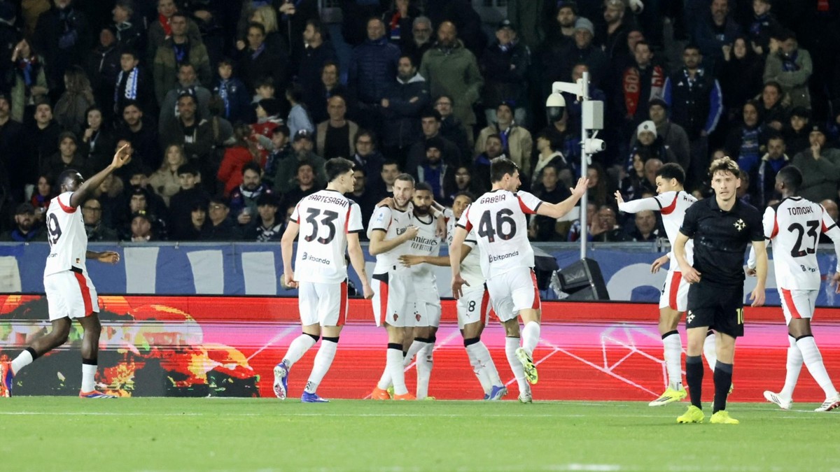 Hráči AC Miláno sa tešia po góle počas zápasu 25. kola talianskej Serie A.