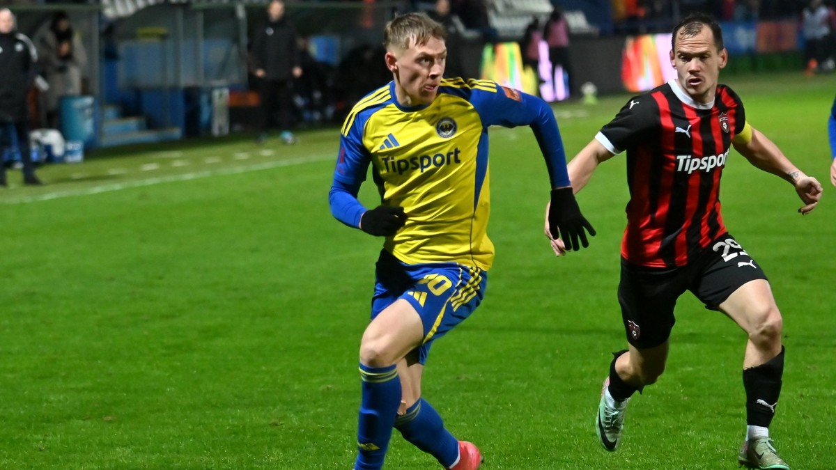 Zľava Hugo Ahl (Michalovce) a Martin Mikovič (Trnava)