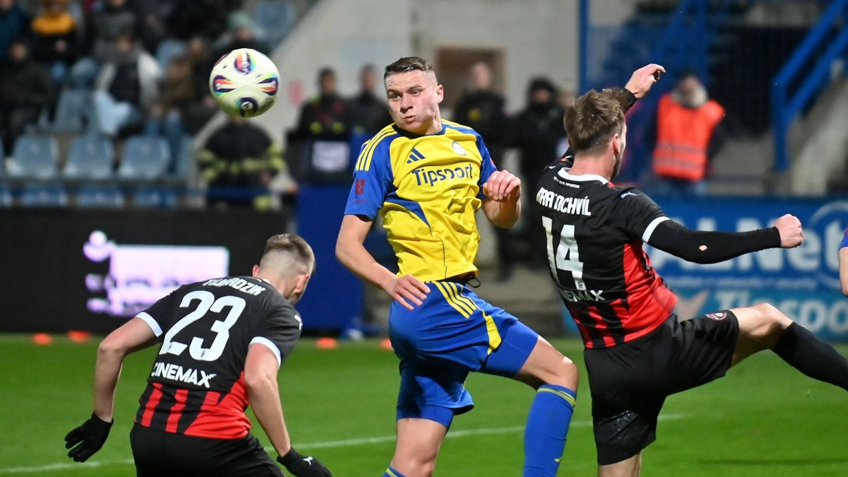 Tomasz Walczak (Michalovce) a zľava Filip Twardzik a Miloš Kratochvíl (obaja Trnava) bojujú o loptu v zápase 19. kola futbalovej Niké ligy.