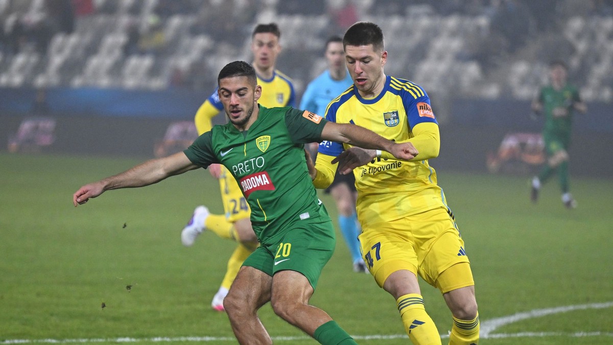 Na snímke vpravo Leonardo Lukačevič (Košice) a Krisztián Bari (Žilina).