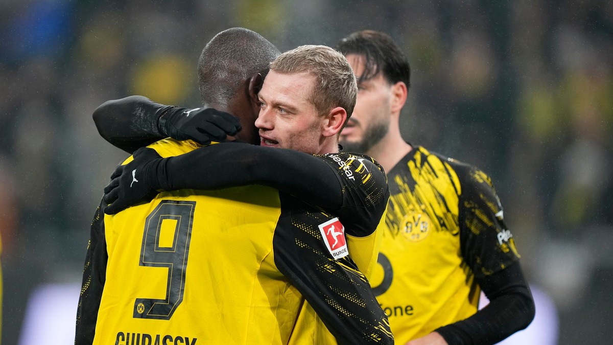 Serhou Guirassy sa teší z gólu so spoluhráčmi.