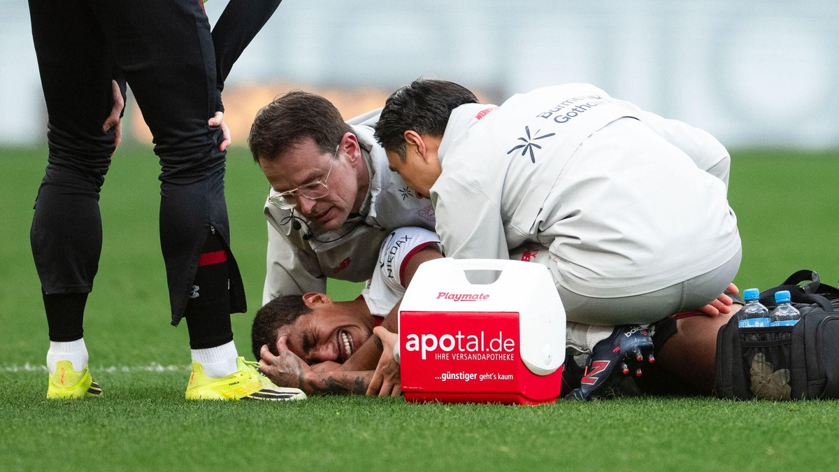 Arthur z Bayer Leverkusen leží zranený na trávniku.