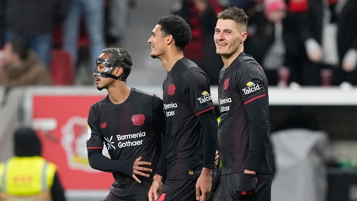 Patrik Schick sa teší so spoluhráčmi z gólu.