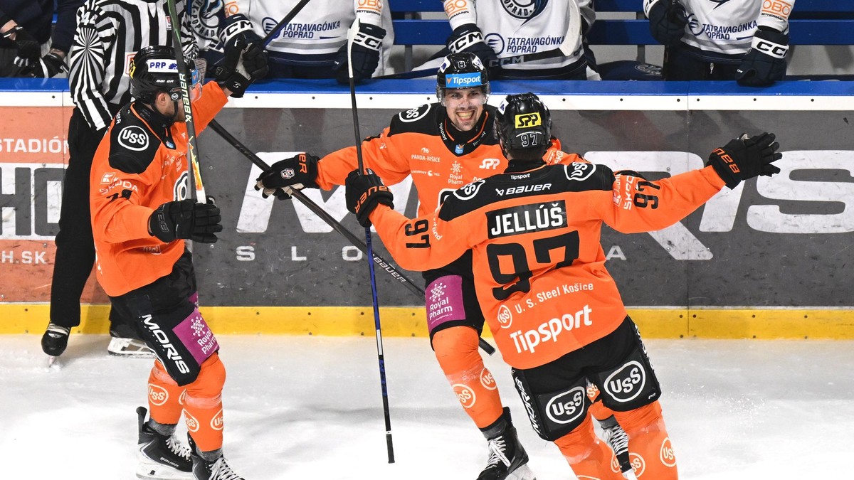 Radosť hráčov Košíc po prvom góle počas zápasu 47. kola hokejovej Tipsport ligy HC Košice – HK Poprad.
