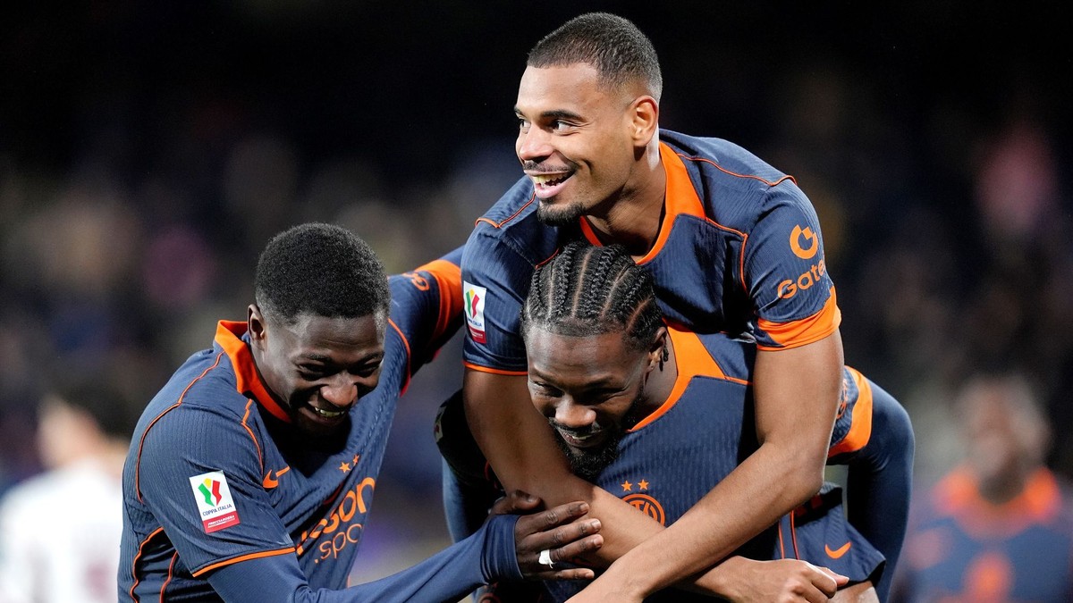 Andy Diouf sa teší z gólu so spoluhráčmi Intera Miláno.