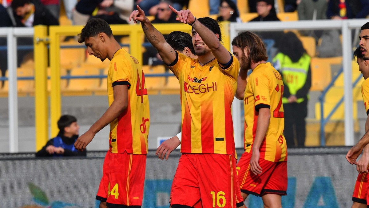 Lecce oslavuje gól. 