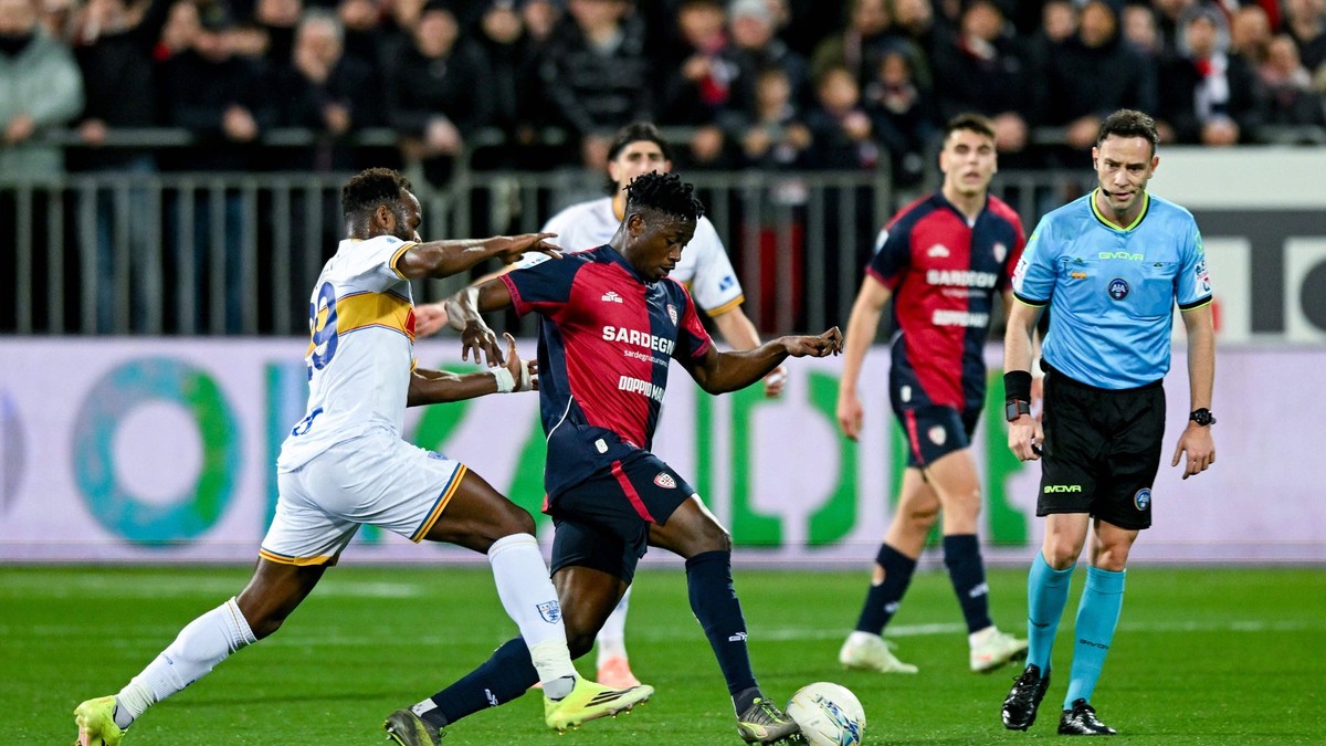 Hráč Cagliari Ibrahim Sulemana Kakari (uprostred) v akcii v zápase talianskej ligy Serie A Cagliari Calcio - US Lecce.