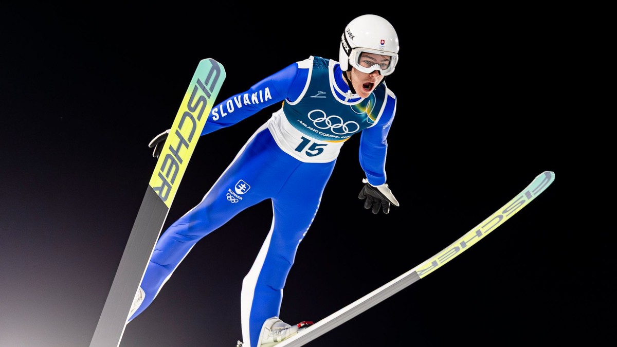 ONLINE: Hektor Kapustík dnes ide skoky na lyžiach na veľkom mostíku na ZOH 2026.
