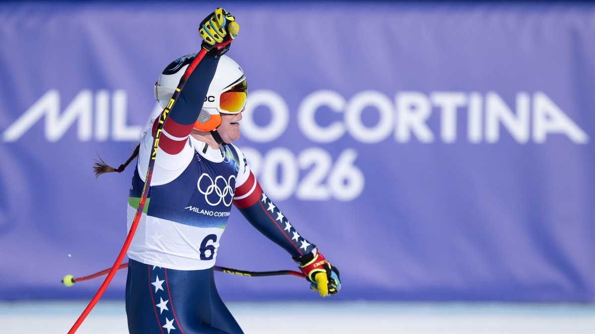 Breezy Johnsonová sa raduje v cieli zjazdu na ZOH 2026