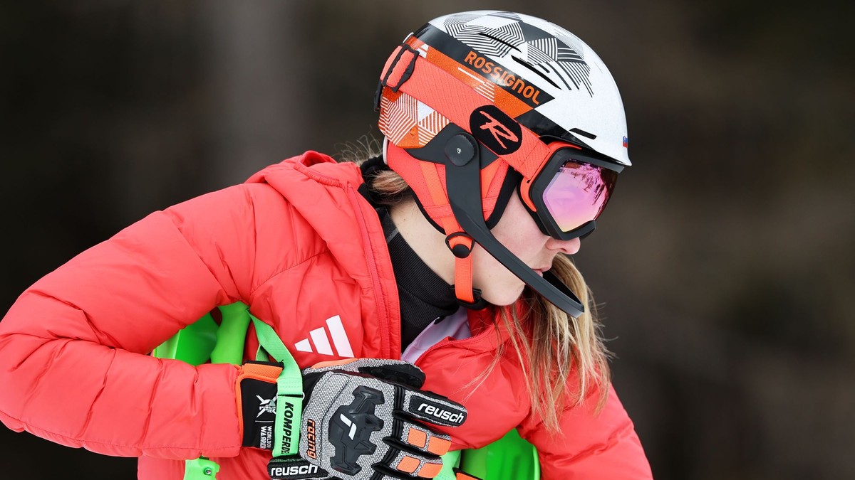 Petra Vlhová počas prehliadky trate pred tímovou súťažou na ZOH 2026.