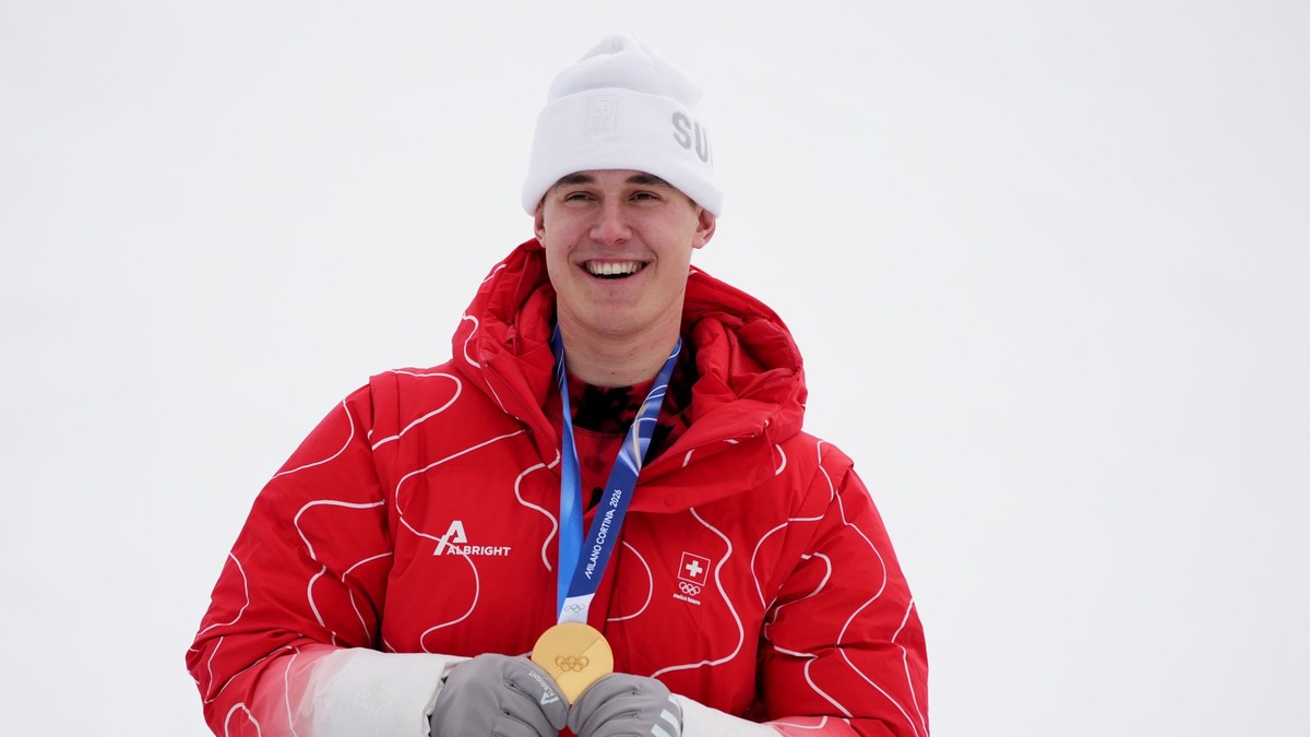 Franjo von Allmen pózuje so zlatou medailou po výhre v super-G.