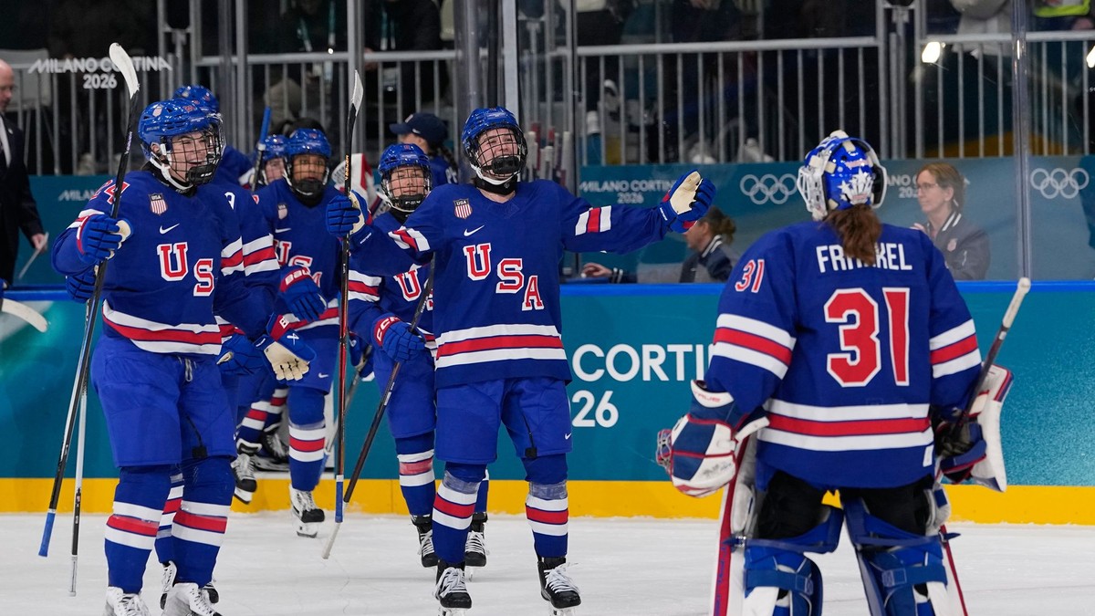 Hokejistky USA oslavujú gól. 