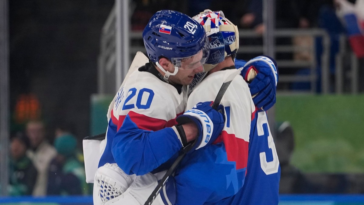 Juraj Slafkovský a Samuel Hlavaj oslavujú výhru nad Fínskom na ZOH 2026 v Miláne.