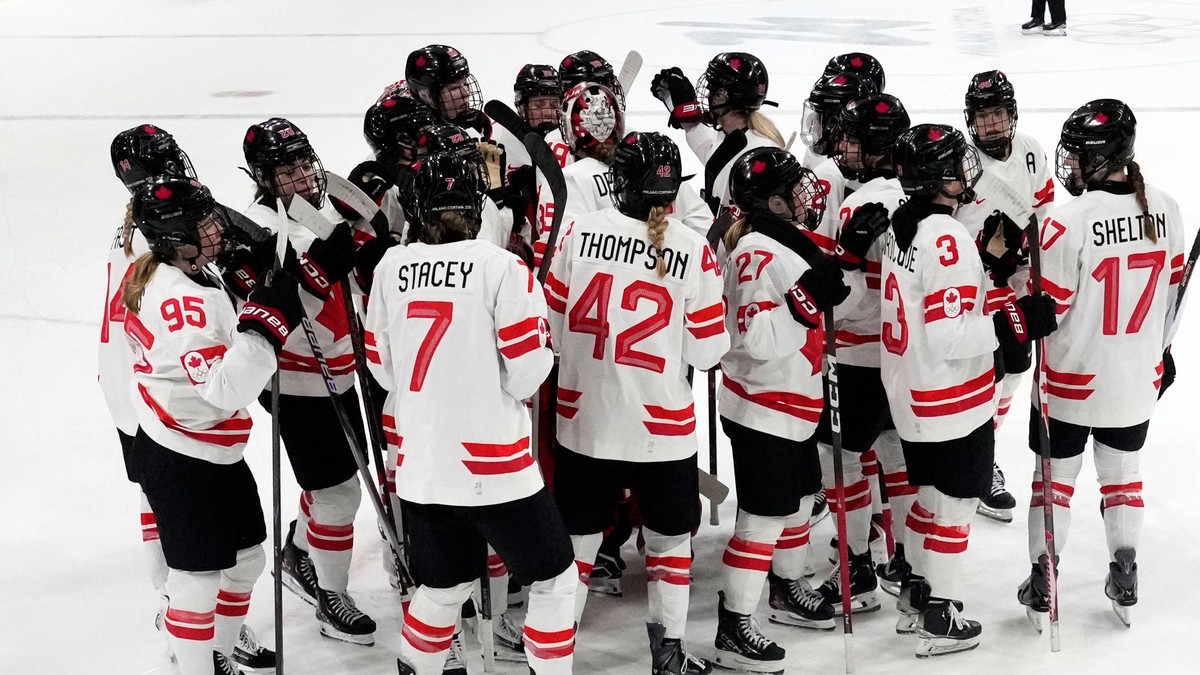 Kanadské hokejistky oslavujú víťazstvo.