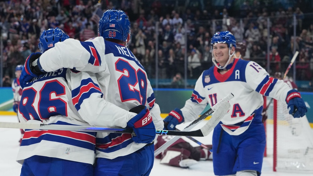 Američania sa tešia z gólu do siete Lotyšov na ZOH 2026.