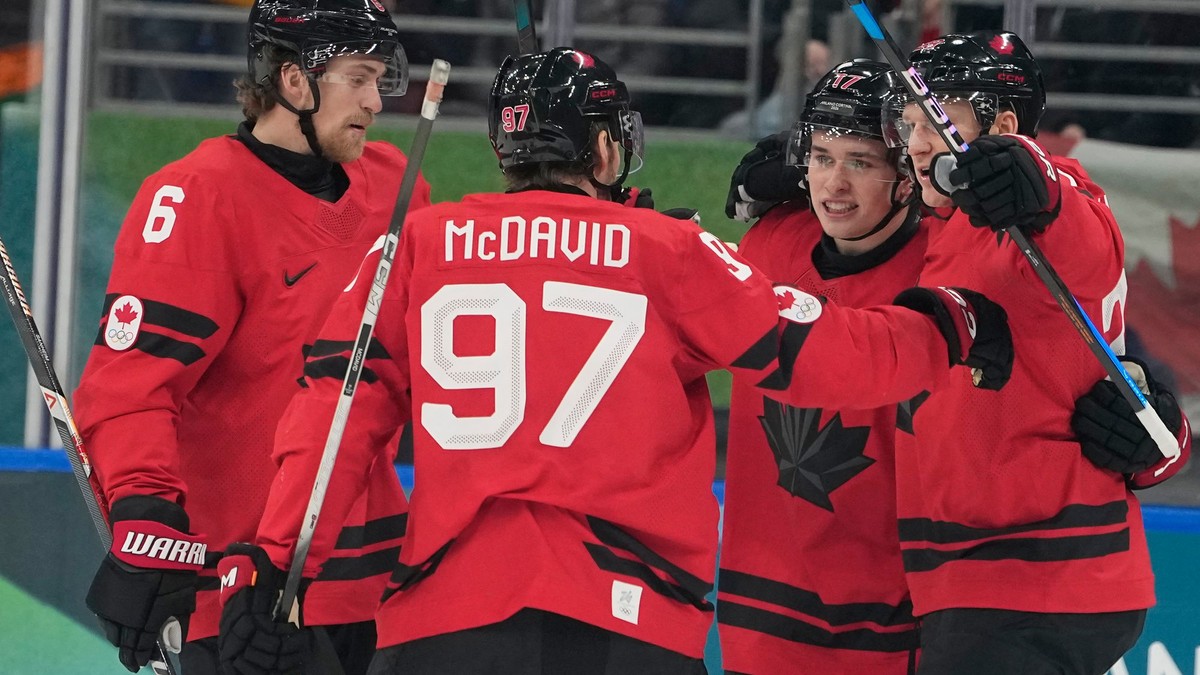 Hokejisti Kanady oslavujú gól proti Švajčiarsku.