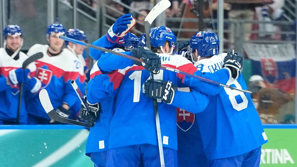 Hokejisti Slovenska oslavujú gól. 