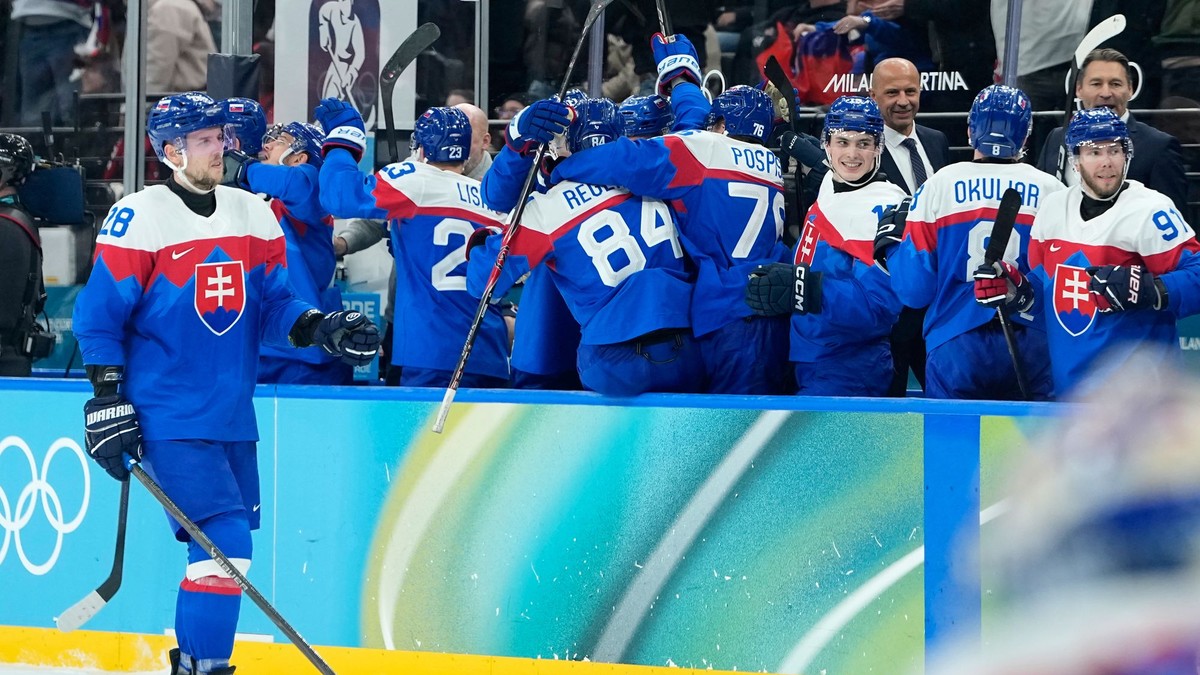 Hokejisti Slovenska oslavujú gól.