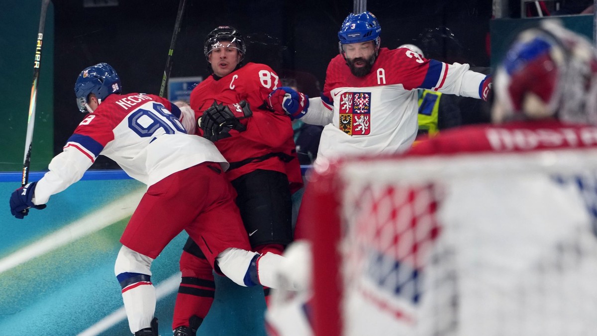 Sidney Crosby (uprostred), Martin Nečas (vľavo) a Radko Gudas (vpravo) v zápase Kanada - Česko počas ZOH 2026.