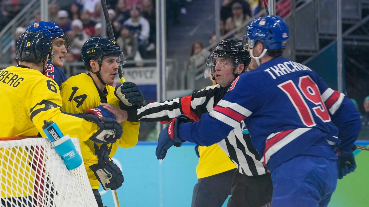 Na snímke hokejista Švédska Joel Eriksson Ek (14) a hráč USA Matthew Tkachuk (19).