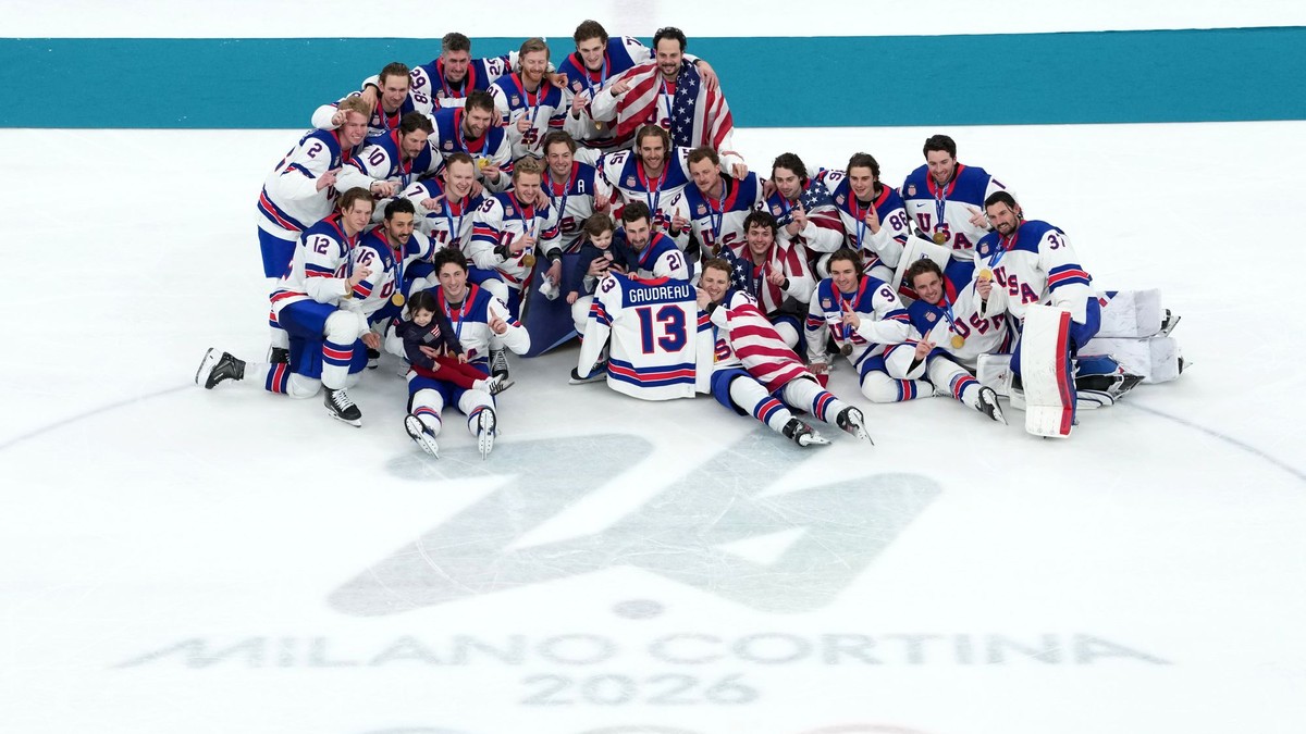 Americkí hokejisti pózujú po finále olympijského turnaja v hokeji medzi Kanadou a USA (1:2 po predĺžení).