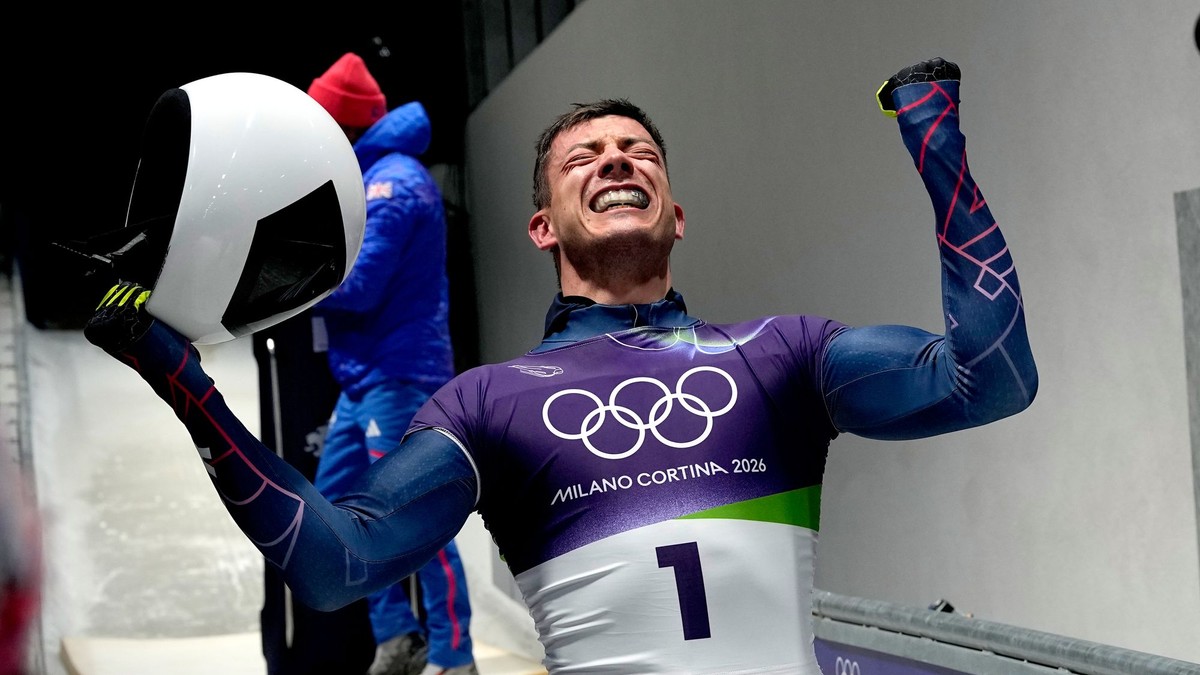 Matt Weston oslavuje zlato.