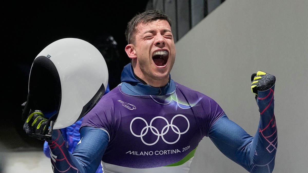 Matt Weston oslavuje zisk zlatej medaily na ZOH 2026 v Miláne a Cortine. 