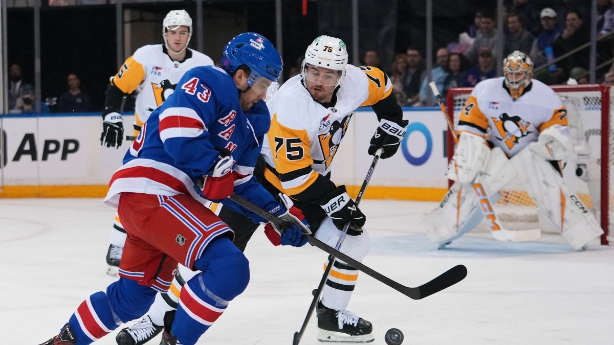 Momentka zo zápasu New York Rangers - Pittsburgh Penguins.