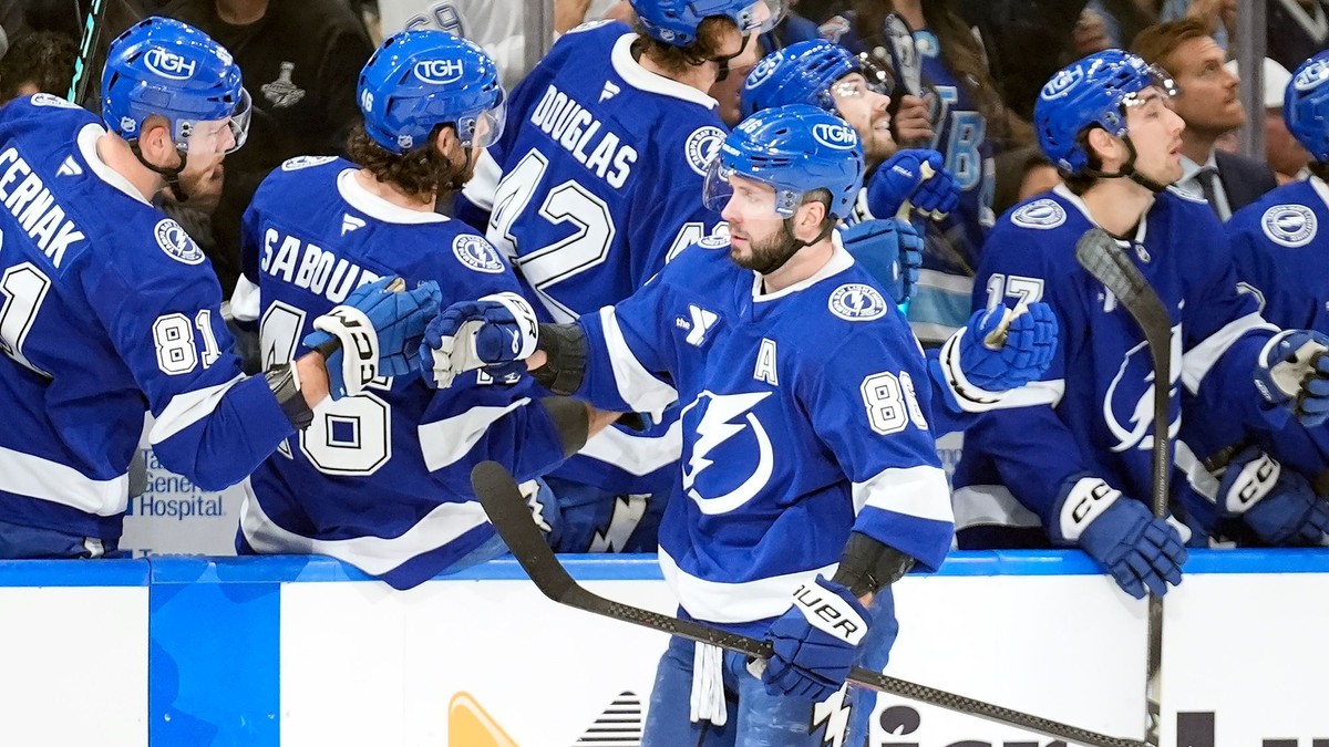 Slovenský hokejový obranca Erik Černák (vľavo) z Tampa Bay Lightning sa teší z gólu, ktorý strelil jeho spoluhráč Nikita Kučerov