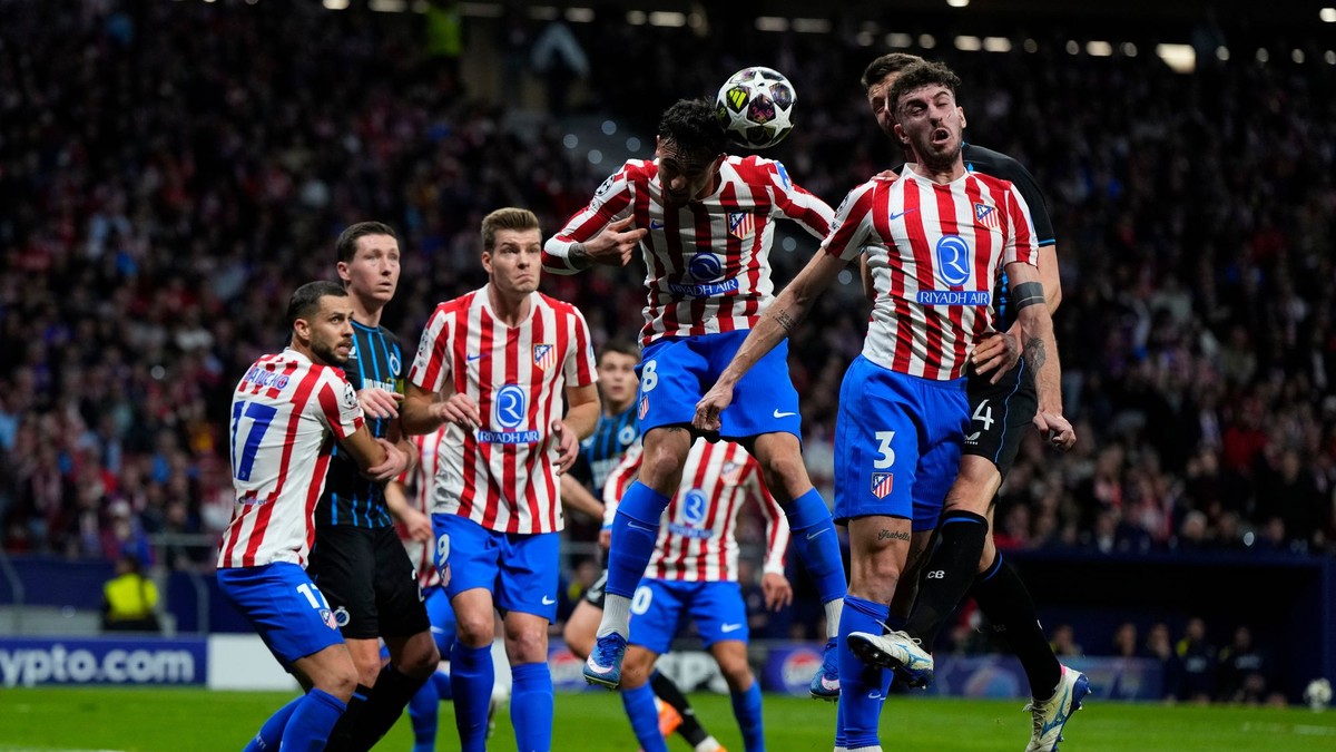 Slovenský futbalista v drese Atlética Madrid Dávid Hancko (vľavo) počas zápasu v Lige majstrov.
