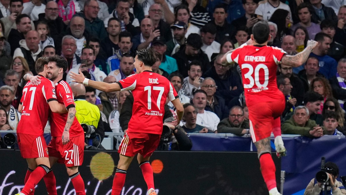 Hráč Rafa Silva (druhý vľavo) z Benfica Lisabon sa teší z gólu so spoluhráčmi.