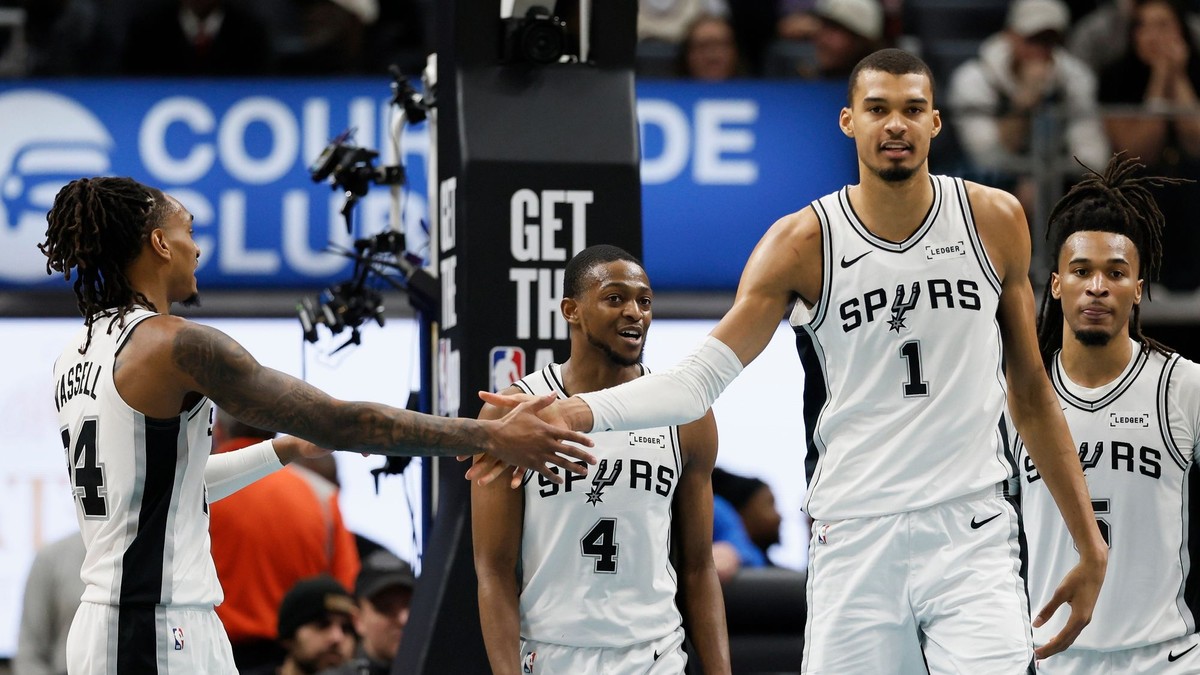 Rozohrávač tímu San Antonio Spurs Devin Vassell (vľavo) oslavuje s krídelníkom Victor Wembanyama (1).