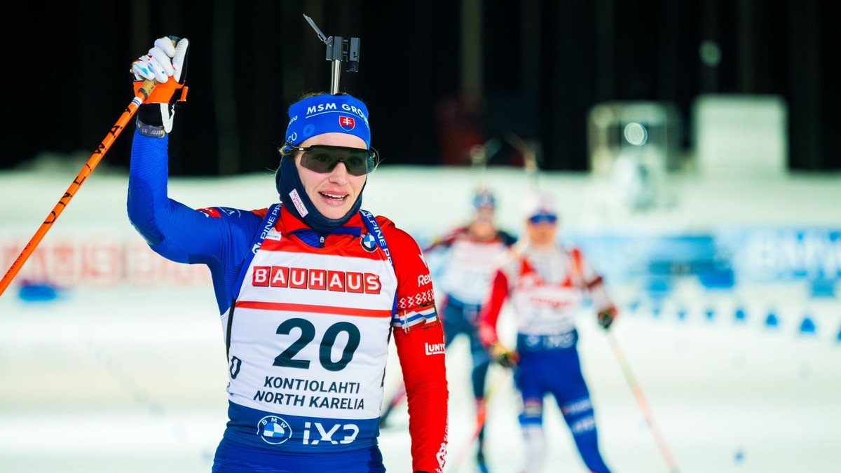 Paulína Bátovská Fialková sa raduje v cieli vytrvalostných pretekov na 15 km na podujatí Svetového pohára vo fínskom Kontiolahti.