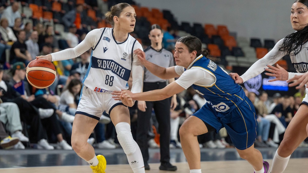 Natália Martišková (Slovensko) a Ioanna Kiprianouová (Cyprus) v kvalifikačnom zápase na ME 2027 v C - skupine.