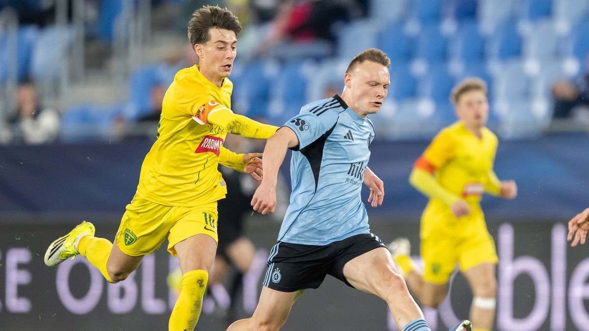 Nino Marcelli (Slovan) a Andrei Florea (Žilina) vo futbalovom zápase 2. kola nadstavby Niké ligy o titul. 