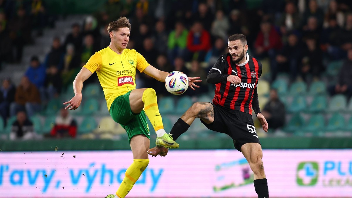 Zľava Marko Roginič (Žilina) a Erik Sabo (Trnava) bojujú o loptu v zápase 1. kola nadstavbovej časti futbalovej Niké ligy.