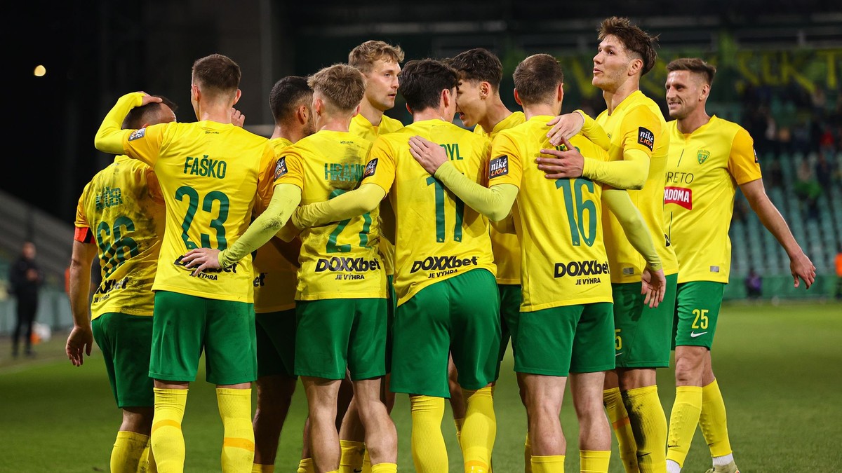 Na snímke hráči Žiliny sa radujú z gólu počas zápasu štvrťfinále Slovnaft Cupu.