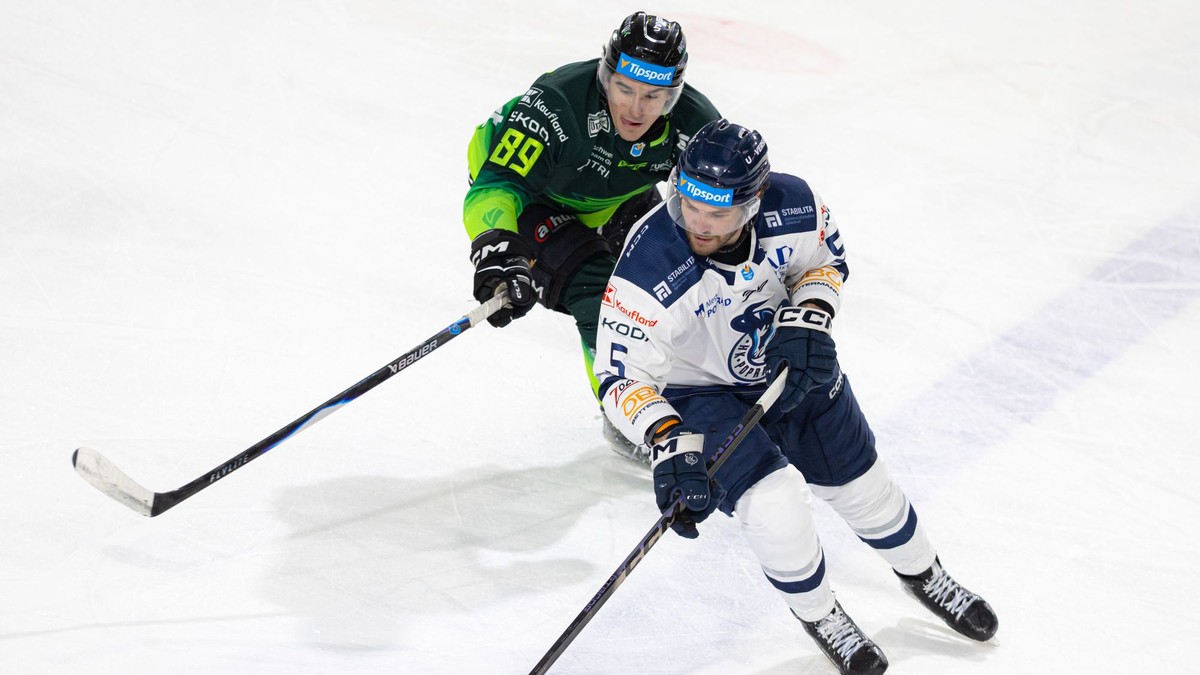 Na snímke zľava Daniel Vladimír Tkáč (Žilina) a Martin Bodák (Poprad) bojujú o puk.