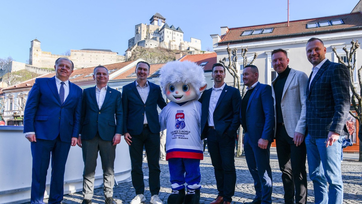 Zľava primátor mesta Trenčín Richard Rybníček, starosta mestskej časti Bratislava – Ružinov Martin Chren, prezident SZĽH Miroslav Šatan, riaditeľ turnaja MS 2026 U18 Roman Sýkora, generálny sekretár SZĽH Miroslav Lažo, hokejová legenda Marián Hossa a hokejová legenda Marián Gáborík počas tlačovej konferencie.