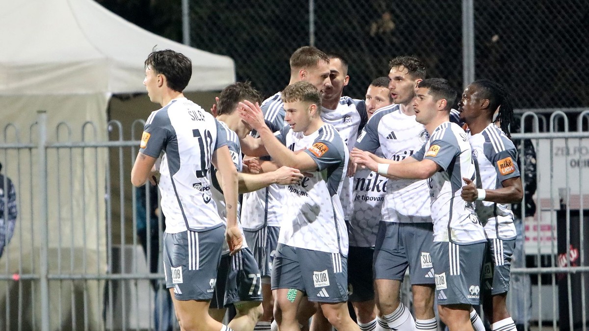 Gólová radosť Podbrezovej počas zápasu štvrťfinále Slovnaft Cupu FK Železiarne Podbrezová - FC Spartak Trnava. 